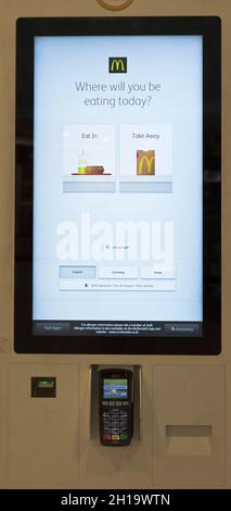 dh McDonalds Self-Service YORK UK Touchscreen Essensbestellung Take Away Kiosk Automat Bestellung Fast Food Macdonalds Restaurant Stockfoto