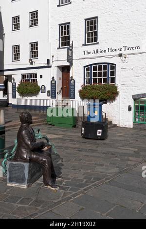 dh Church Square ST PETER PORT GUERNSEY Albion House Tavern Victor Hugo Statue Stockfoto