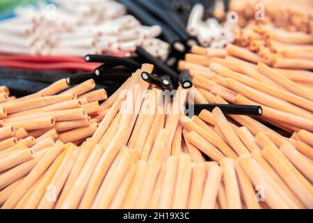 Süße Bonbons in Form von seilförmigen Süßigkeiten. Stockfoto