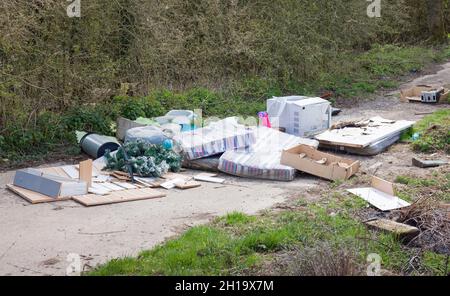 Illegales Kippen oder Fliegen-Dumping. Müll oder Abfall, der auf einer Landstraße in Großbritannien deponiert wird Stockfoto