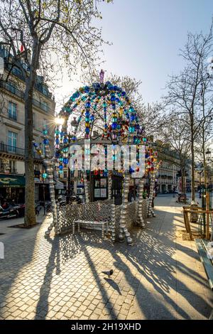 Paris, Frankreich - 31. März 2021: Eingang der Metrostation Palais Royal in Paris Stockfoto