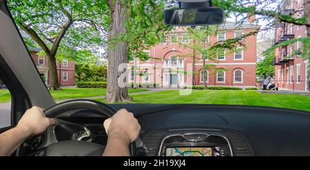 Mit dem Auto auf dem legendären Harvard University Campus in Cambridge, USA Stockfoto