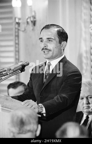 König Hussein von Jordanien während der Pressekonferenz während eines offiziellen Staatsbesuchs, Washington, D.C., USA, Thomas J. O'Halloran, US News & World Report Magazine Collection, 10. April 1969 Stockfoto