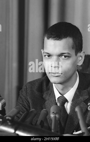 Julian Bond (1940-2015), amerikanischer Sozialaktivist, Leiter der US-Bürgerrechtsbewegung, Pädagoge und Politiker, Kopf und Schultern Porträt als Mitglied des Repräsentantenhauses von Georgia, Warren K. Leffler, US News & World Report Magazine Collection, 1966 Stockfoto