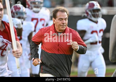 Starkville, MS, USA. Oktober 2021. Nick Saban, Cheftrainer von Alabama Crimson Tide, führt sein Team vor dem NCAA-Fußballspiel zwischen der Alabama Crimson Tide und den Mississippi State Bulldogs im Davis Wade Stadium in Starkville, MS, auf das Spielfeld. (Foto: Kevin Langley/CSM). Kredit: csm/Alamy Live Nachrichten Stockfoto