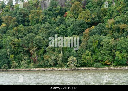 Auf den 200 Millionen Jahre alten Palisades, die das westliche Ufer des Hudson River in New Jersey und New York säumen, waren Herbstfärbungen zu sehen. Stockfoto