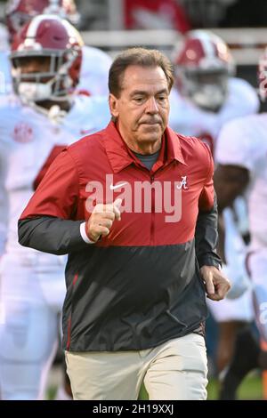 Starkville, MS, USA. Oktober 2021. Nick Saban, Cheftrainer von Alabama Crimson Tide, führt sein Team vor dem NCAA-Fußballspiel zwischen der Alabama Crimson Tide und den Mississippi State Bulldogs im Davis Wade Stadium in Starkville, MS, auf das Spielfeld. (Foto: Kevin Langley/CSM). Kredit: csm/Alamy Live Nachrichten Stockfoto