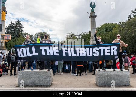 New York, USA. Oktober 2021. „Rise & Resist“-Aktivisten halten am 17. Oktober 2021 bei einer Kundgebung auf dem Grand Army Plaza in Brooklyn, NY, ein Banner hoch, das fordert, den Filibuster zu beenden. (Foto von Gabriele Holtermann/Sipa USA) Quelle: SIPA USA/Alamy Live News Stockfoto