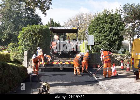 dh Tarmacing ROAD UK Maschinenarbeiter legen Asphalt-Straße Teer mac Oberfläche Stockfoto