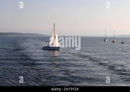 Starnberg, Deutschland. Oktober 2021. Vom Elektroschiff Berg (nicht im Bild) ist ein Segelschiff auf dem Starnberger See zu sehen. Heute war der letzte Tag der Schifffahrt auf dem Starnberger See in diesem Jahr. Quelle: Felix Hörhager/dpa/Alamy Live News Stockfoto