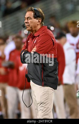 Starkville, MS, USA. Oktober 2021. Nick Saban, Cheftrainer der Alabama Crimson Tide, am Rande des NCAA-Fußballspiels zwischen der Alabama Crimson Tide und den Mississippi State Bulldogs im Davis Wade Stadium in Starkville, MS. (Foto: Kevin Langley/CSM). Kredit: csm/Alamy Live Nachrichten Stockfoto