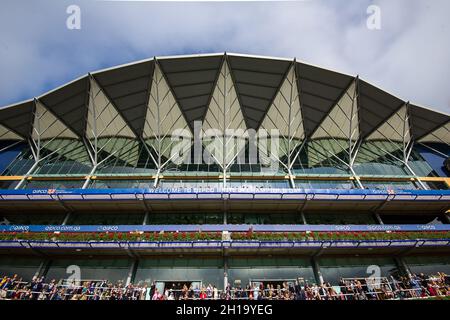 Ascot, Bergen, Großbritannien. Oktober 2021. Die Tribüne auf der Ascot Racecourse am QIPCO British Champions Day. Quelle: Maureen McLean/Alamy Stockfoto