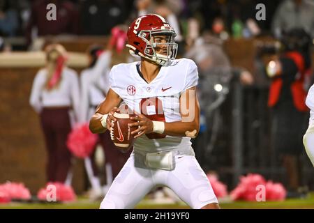 Starkville, MS, USA. Oktober 2021. Alabama Crimson Tide Quarterback Bryce Young (9) sucht während des NCAA-Fußballspiels zwischen der Alabama Crimson Tide und den Mississippi State Bulldogs im Davis Wade Stadium in Starkville, MS, nach einem Empfänger. (Foto: Kevin Langley/CSM). Kredit: csm/Alamy Live Nachrichten Stockfoto