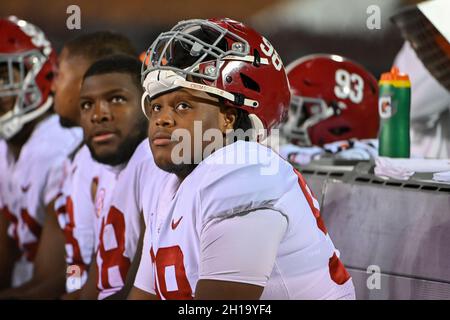 Starkville, MS, USA. Oktober 2021. Jamil Burroughs (98), Verteidigungslineman von Alabama Crimson Tide, schaut sich den Jumbotron während des NCAA-Fußballspiels zwischen der Alabama Crimson Tide und den Mississippi State Bulldogs im Davis Wade Stadium in Starkville, MS, an. (Foto: Kevin Langley/CSM). Kredit: csm/Alamy Live Nachrichten Stockfoto