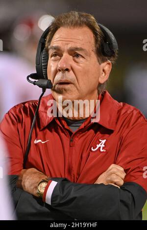 Starkville, MS, USA. Oktober 2021. Nick Saban, Cheftrainer von Alabama Crimson Tide, schaut während des NCAA-Fußballspiels zwischen der Alabama Crimson Tide und den Mississippi State Bulldogs im Davis Wade Stadium in Starkville, MS, auf den Jumbotron. (Foto: Kevin Langley/CSM). Kredit: csm/Alamy Live Nachrichten Stockfoto