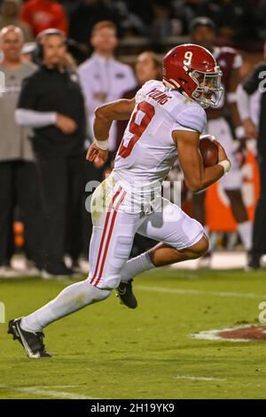 Starkville, MS, USA. Oktober 2021. Alabama Crimson Tide Quarterback Bryce Young (9) spielt den Ball während des NCAA-Fußballspiels zwischen der Alabama Crimson Tide und den Mississippi State Bulldogs im Davis Wade Stadium in Starkville, MS. (Foto: Kevin Langley/CSM). Kredit: csm/Alamy Live Nachrichten Stockfoto