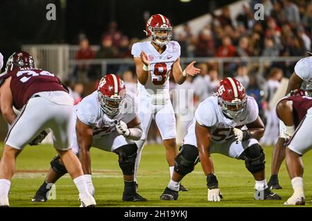 Starkville, MS, USA. Oktober 2021. Alabama Crimson Tide Quarterback Bryce Young (9) bereitet sich auf das NCAA-Fußballspiel zwischen der Alabama Crimson Tide und den Mississippi State Bulldogs im Davis Wade Stadium in Starkville, MS, vor. (Foto: Kevin Langley/CSM). Kredit: csm/Alamy Live Nachrichten Stockfoto