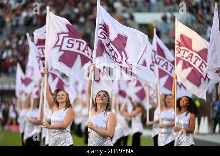 Starkville, MS, USA. Oktober 2021. Mitglieder der Mississippi State Flag-Mannschaft treten beim NCAA-Fußballspiel zwischen der Alabama Crimson Tide und den Mississippi State Bulldogs im Davis Wade Stadium in Starkville, MS, auf. (Foto: Kevin Langley/CSM). Kredit: csm/Alamy Live Nachrichten Stockfoto