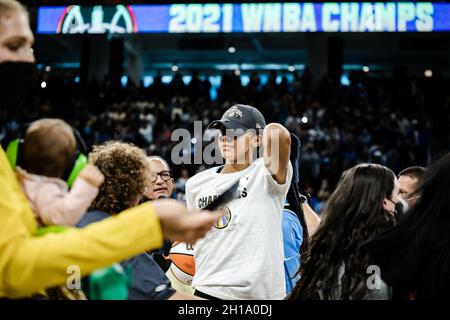 Chicago, Usa. Oktober 2021. Candace Parker #3 nach dem Gewinn der Meisterschaft 17. Oktober 2021 in der Wintrust Arena Shaina Benhiyoun/SPP Credit: SPP Sport Press Photo. /Alamy Live News Stockfoto