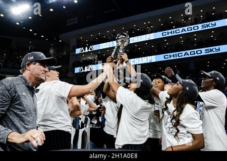 Chicago, Usa. Oktober 2021. South Loop Chicago Sky Spieler heben die Trophäe am 17. Oktober 2021 in der Wintrust Arena Shaina Benhiyoun/SPP Credit: SPP Sport Press Photo. /Alamy Live News Stockfoto