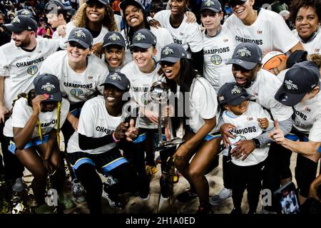 Chicago, Usa. Oktober 2021. South Loop Chicago Sky Spieler posieren mit der Trophäe am 17. Oktober 2021 in der Wintrust Arena Shaina Benhiyoun/SPP Quelle: SPP Sport Pressefoto. /Alamy Live News Stockfoto