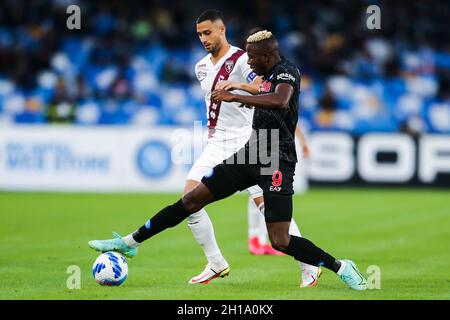 Torinos italienischer Mittelfeldspieler Rolando Mandragora (L) fordert den Ball mit dem nigrischen Stürmer Victor Osimhen von SSC Napoli während des Fußballspiels der Serie A zwischen SSC Napoli und Turin im Diego Armando Maradona Stadium in Neapel, Süditalien, am 17. Oktober 2021. Stockfoto