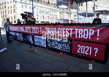 Marseille, Frankreich. Oktober 2021. Ein Banner, das während des Jubiläums gesehen wurde.Menschen versammelten sich zum 60. Jahrestag des 17. Oktober 1961. An diesem Tag wurden Dutzende Algerier während einer von der Polizei heftig unterdrückten Demonstration in Paris getötet. Kredit: SOPA Images Limited/Alamy Live Nachrichten Stockfoto