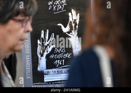 Marseille, Frankreich. Oktober 2021. Ein Plakat zum Jahrestag.Menschen versammelten sich zum 60. Jahrestag des 17. Oktober 1961. An diesem Tag wurden Dutzende Algerier während einer von der Polizei heftig unterdrückten Demonstration in Paris getötet. Kredit: SOPA Images Limited/Alamy Live Nachrichten Stockfoto