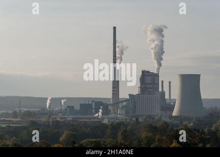 Melnik, Tschechische Republik. Oktober 2021. Gesamtansicht des Kraftwerks Melnik, das von der Firma CEZ betrieben wird, dem größten Energieproduzenten in Tschechien. Das Kraftwerk befindet sich im Norden, ca. 36 Kilometer von der tschechischen Hauptstadt Prag entfernt.aufgrund des deutlichen Wachstums des Energiepreises auf dem Markt sind in der vergangenen Woche mehrere unabhängige Stromverteiler (darunter Bohemia Energy und Kolibrik energie) in Tschechien bankrott gegangen. Kredit: SOPA Images Limited/Alamy Live Nachrichten Stockfoto