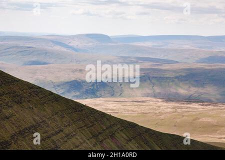 Kleine Figuren von Wanderern, die einen steilen Grat hinauf Pen Y Fan in den Brecon Beacons klettern. Südwales, Großbritannien Stockfoto