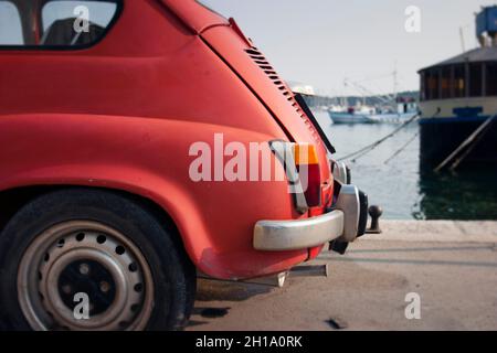 Rotes Oldtimer an der Adriaküste. Rovinj, Istrien, Kroatien. Retro-Straßenszene Stockfoto