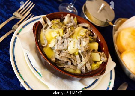 Pizzoccheri alla Valtellinese – italienische hausgemachte Buchweizen-Pasta Stockfoto