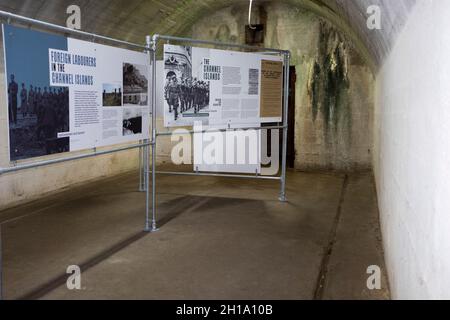 dh Display-Boards UNTERIRDISCHES KRANKENHAUS GUERNSEY deutsche Untergründe Gebäude Kanal Inseln Besetzung Nazi besetzten Militär Stockfoto