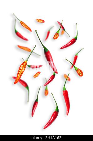 Scharfe Chilischoten und Chilischoten auf weißem Hintergrund isoliert Stockfoto