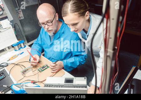 Team von Entwicklungsingenieuren, die im Labor neue Produkte entwickeln Stockfoto