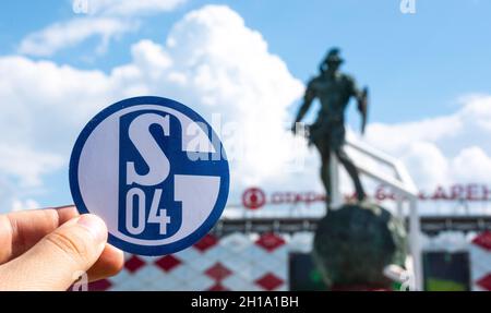 14. Juni 2021, Gelsenkirchen, Deutschland. Das Emblem des Fußballvereins FC Schalke 04 vor dem Hintergrund des modernen Stadions. Stockfoto