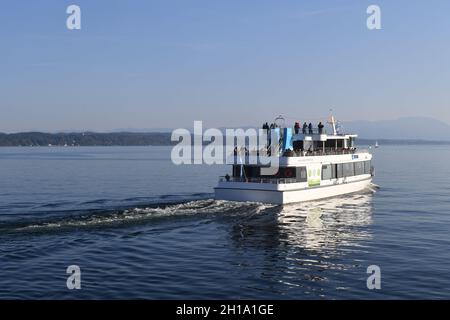 Starnberg, Deutschland. Oktober 2021. Das Elektroschiff „Berg“ der Schifffahrt am Starnberger See fährt über den Starnberger See. Heute war der letzte Tag der Schifffahrt auf dem Starnberger See in diesem Jahr. Quelle: Felix Hörhager/dpa/Alamy Live News Stockfoto