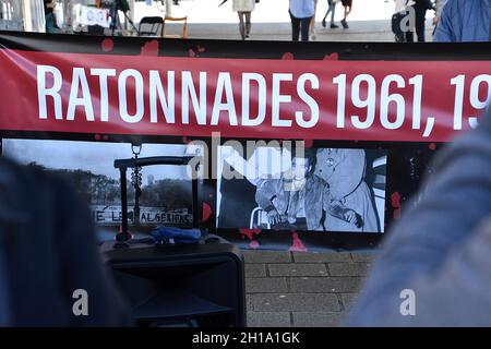 Marseille, Frankreich. Oktober 2021. Ein Banner, das während des Jubiläums gesehen wurde.Menschen versammelten sich zum 60. Jahrestag des 17. Oktober 1961. An diesem Tag wurden Dutzende Algerier während einer von der Polizei heftig unterdrückten Demonstration in Paris getötet. (Foto von Gerard Bottino/SOPA Images/Sipa USA) Quelle: SIPA USA/Alamy Live News Stockfoto