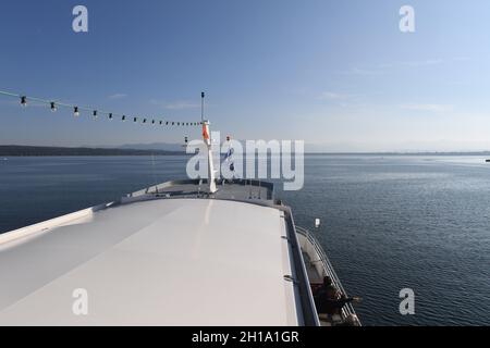 Starnberg, Deutschland. Oktober 2021. Das Elektroschiff „Berg“ der Schifffahrt am Starnberger See fährt über den Starnberger See. Heute war der letzte Tag der Schifffahrt auf dem Starnberger See in diesem Jahr. Quelle: Felix Hörhager/dpa/Alamy Live News Stockfoto