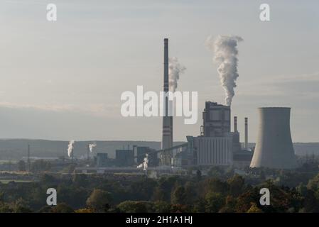 Melnik, Tschechische Republik. Oktober 2021. Gesamtansicht des Kraftwerks Melnik, das von der Firma CEZ betrieben wird, dem größten Energieproduzenten in Tschechien. Das Kraftwerk befindet sich im Norden, ca. 36 Kilometer von der tschechischen Hauptstadt Prag entfernt.aufgrund des deutlichen Wachstums des Energiepreises auf dem Markt sind in der vergangenen Woche mehrere unabhängige Stromverteiler (darunter Bohemia Energy und Kolibrik energie) in Tschechien bankrott gegangen. (Foto von Tomas Tkacik/SOPA Images/Sipa USA) Quelle: SIPA USA/Alamy Live News Stockfoto