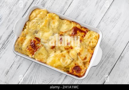 Tartiflette - ein französisches Gericht mit Kartoffeln, Reblochon-Käse, Lardonen und Zwiebeln. Stockfoto