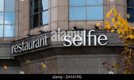 15. Oktober 2021. Moskau, Russland. Schild am Gebäude des Selfie-Restaurants am Novinsky Boulevard in Moskau, ausgezeichnet mit einem Stern des Michelin Red Stockfoto