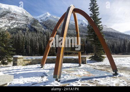 Rogers Pass Monument Arches auf dem Trans-Canada Highway mit Snowy British Columbia, Kanada Selkirk Mountains Glacier National Park Landscape Stockfoto