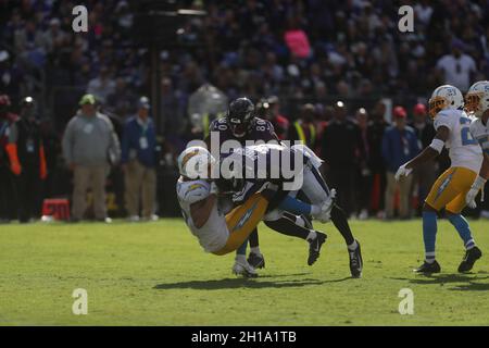 Los Angeles Chargers PR Jalen Guyton (15) wird von Baltimore Ravens DB Brandon Stephens (21) während eines Spiels im M&T Bank Stadium in Baltimore, Maryland, am 17. Oktober 2021 in Angriff genommen. Foto/ Mike Buscher/Cal Sport Media Stockfoto