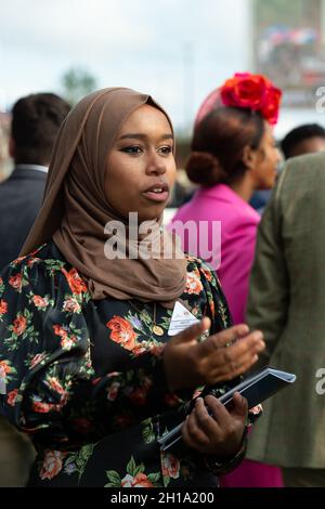 Ascot, Bergen, Großbritannien. Oktober 2021. Khadijah Mellah aus Peckham, der als erster britischer Hijab mit Jockey in einem wettbewerbsorientierten britischen Pferderennen Geschichte geschrieben hat. Obwohl sie neu im Pferderennen ist, gewann sie den Magnolia Cup auf ihrem Mount Haverland in Goodwood. Ihre Geschichte war Gegenstand der Fernsehdokumentation Riding the Dream First, die am 16. November 2019 ausgestrahlt wurde. Quelle: Maureen McLean/Alamy Stockfoto