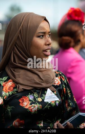 Ascot, Bergen, Großbritannien. Oktober 2021. Khadijah Mellah aus Peckham, der als erster britischer Hijab mit Jockey in einem wettbewerbsorientierten britischen Pferderennen Geschichte geschrieben hat. Obwohl sie neu im Pferderennen ist, gewann sie den Magnolia Cup auf ihrem Mount Haverland in Goodwood. Ihre Geschichte war Gegenstand der Fernsehdokumentation Riding the Dream First, die am 16. November 2019 ausgestrahlt wurde. Quelle: Maureen McLean/Alamy Stockfoto