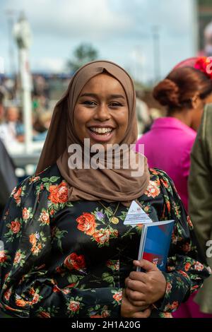 Ascot, Bergen, Großbritannien. Oktober 2021. Khadijah Mellah aus Peckham, der als erster britischer Hijab mit Jockey in einem wettbewerbsorientierten britischen Pferderennen Geschichte geschrieben hat. Obwohl sie neu im Pferderennen ist, gewann sie den Magnolia Cup auf ihrem Mount Haverland in Goodwood. Ihre Geschichte war Gegenstand der Fernsehdokumentation Riding the Dream First, die am 16. November 2019 ausgestrahlt wurde. Quelle: Maureen McLean/Alamy Stockfoto