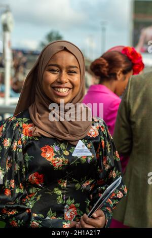 Ascot, Bergen, Großbritannien. Oktober 2021. Khadijah Mellah aus Peckham, der als erster britischer Hijab mit Jockey in einem wettbewerbsorientierten britischen Pferderennen Geschichte geschrieben hat. Obwohl sie neu im Pferderennen ist, gewann sie den Magnolia Cup auf ihrem Mount Haverland in Goodwood. Ihre Geschichte war Gegenstand der Fernsehdokumentation Riding the Dream First, die am 16. November 2019 ausgestrahlt wurde. Quelle: Maureen McLean/Alamy Stockfoto