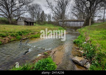 Alte überdachte Brücke und Blockhütte - Nord-Zentral Kentucky Stockfoto