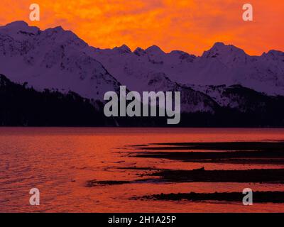 Sonnenaufgang in Resurrection Bay, Seward, Alaska. Stockfoto